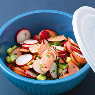 Wiener-Würstchen-Salat mit Radieschen Wiener-Würstchen-Salat mit Radieschen