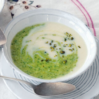 Weiß-grüne Petersiliensuppe Weiß-grüne Petersiliensuppe