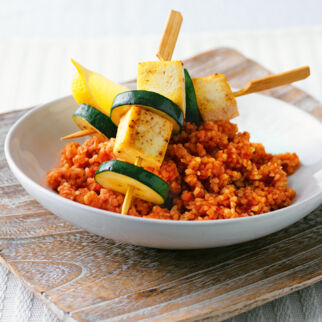 Tomaten-Bulgur mit Tofuspießen Tomaten-Bulgur mit Tofuspießen