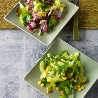 Gurken-Sellerie-Salat mit Pinienkernen