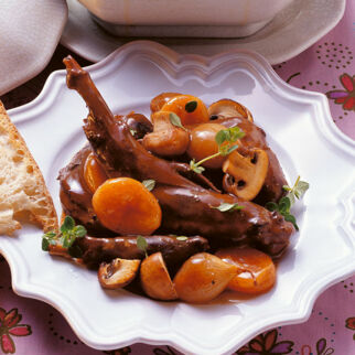 Hasen-Stifado mit Aprikosen Hasen-Stifado mit Aprikosen