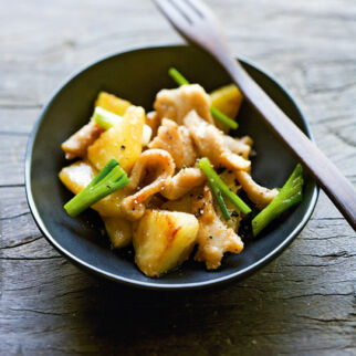 Gebratenes Schweinefleisch mit Ananas (Muh Pad Sapparot) Gebratenes Schweinefleisch mit Ananas (Muh Pad Sapparot)