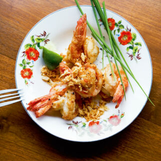 Frittierte Riesengarnelen mit Knusper-Knoblauch (Gung Thod Gratiem) Frittierte Riesengarnelen mit Knusper-Knoblauch (Gung Thod Gratiem)