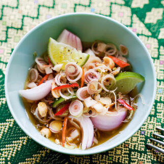 Pikanter Salat mit Zitronengras (Yam Takrai) Pikanter Salat mit Zitronengras (Yam Takrai)