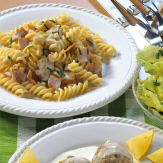 Schinkennudeln mit Kopfsalat Schinkennudeln mit Kopfsalat