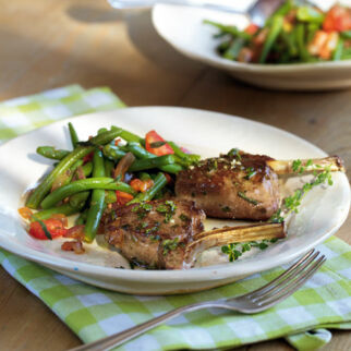 Gebratene Lammkoteletts mit grünen Bohnen Gebratene Lammkoteletts mit grünen Bohnen