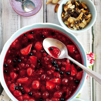 Rote Grütze mit Pumpernickel-Knusper Rote Grütze mit Pumpernickel-Knusper