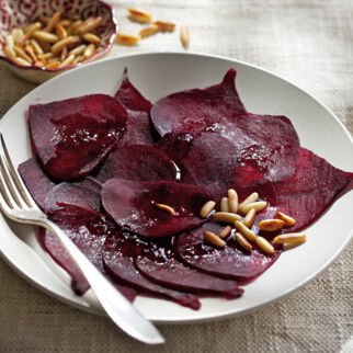 Rote-Bete-Carpaccio mit Pinienkernen Rote-Bete-Carpaccio mit Pinienkernen