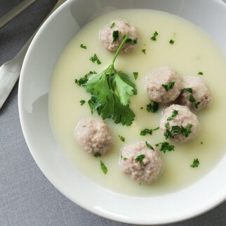 Kohlrabisuppe mit Mettbällchen Kohlrabisuppe mit Mettbällchen