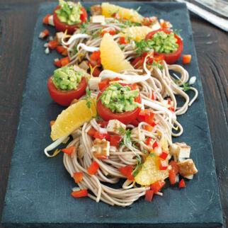 Sobanudelsalat mit gef&uuml;llten Tomaten