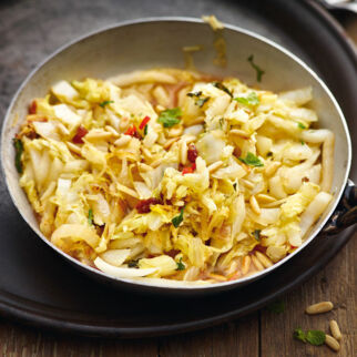 Chinakohl mit Chili und Rosinen
