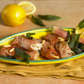 Schollenröllchen mit Serrano-Schinken Schollenröllchen mit Serrano-Schinken