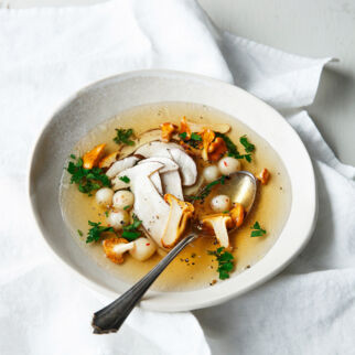 Waldpilzessenz mit Topinamburklößchen Waldpilzessenz mit Topinamburklößchen