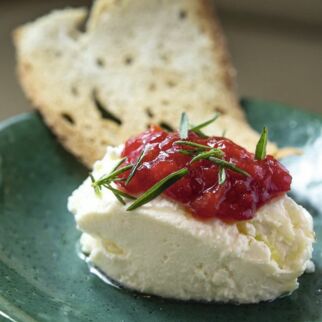 ZIEGENKÄSENOCKEN MIT PEPERONI-MARMELADE ZIEGENKÄSENOCKEN MIT PEPERONI-MARMELADE