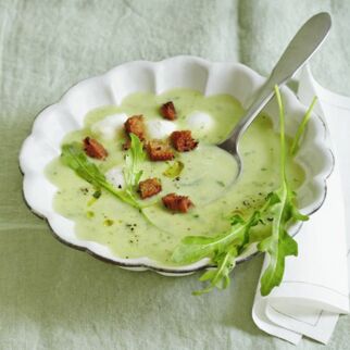 Romanescosuppe mit Büffelmozzarella Romanescosuppe mit Büffelmozzarella