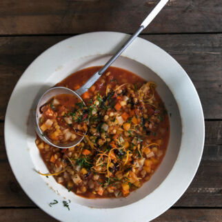 Wintergemüsetopf mit gelben Linsen und Topinambur Wintergemüsetopf mit gelben Linsen und Topinambur