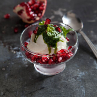 Frozen Yogurt mit Basilikum-Ingwer-Topping Frozen Yogurt mit Basilikum-Ingwer-Topping