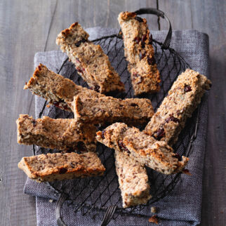 Müsliriegel mit Früchten und KokosRaspeln Müsliriegel mit Früchten und KokosRaspeln