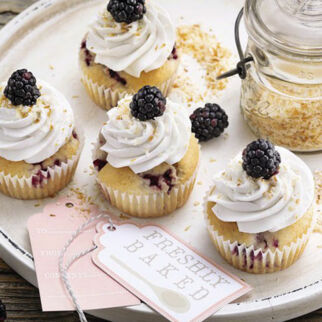 Süße Versuchung: Brombeer-Kokos-Cupcakes Süße Versuchung: Brombeer-Kokos-Cupcakes