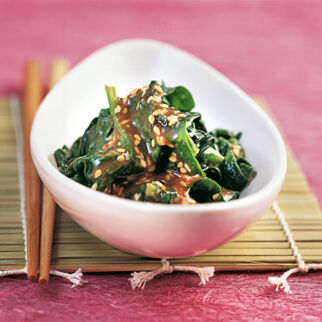 Blattspinat mit Sesamdressing Blattspinat mit Sesamdressing