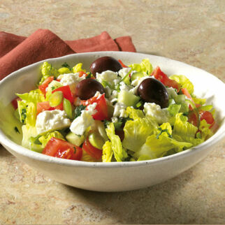 Türkischer Hirtensalat mit Frühlingszwiebeln Türkischer Hirtensalat mit Frühlingszwiebeln