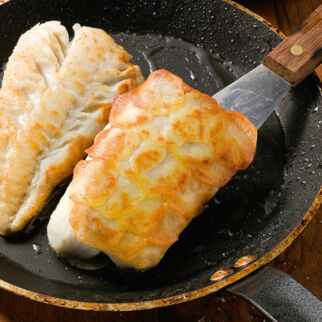 Seelachs mit Kartoffelschuppen und Kerbelschaum Seelachs mit Kartoffelschuppen und Kerbelschaum