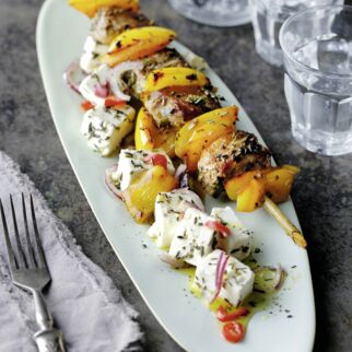 Souvlaki-Spieße mit mariniertem Feta Souvlaki-Spieße mit mariniertem Feta