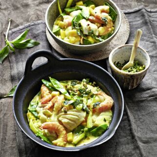 Kokos-Fisch-Curry mit Shrimps, Mango und Thai-Gremolata Kokos-Fisch-Curry mit Shrimps, Mango und Thai-Gremolata