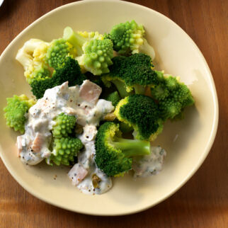 Romanesco-Brokkoli-Gemüse mit Schinkensauce