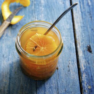 Orangen in Rum-Nelken-Sirup