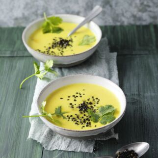 Kurkuma-Kokos-Suppe mit gerösteten Linsen Kurkuma-Kokos-Suppe mit gerösteten Linsen