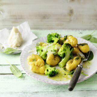 Kurkuma-Ricotta-Gnocchi mit Brokkoli Kurkuma-Ricotta-Gnocchi mit Brokkoli