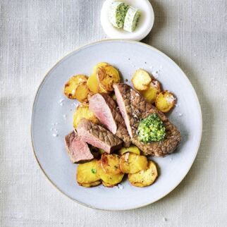 Rumpsteak mit Bratkartoffeln und Kräuterbutter Rumpsteak mit Bratkartoffeln und Kräuterbutter