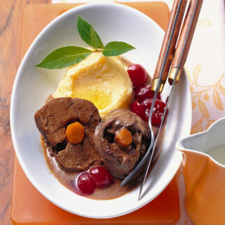 Geschmorte Wildhasenkeulen mit Buttermilch und Kirschen Geschmorte Wildhasenkeulen mit Buttermilch und Kirschen