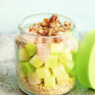 Melonensalat mit Joghurt und Walnüssen Melonensalat mit Joghurt und Walnüssen