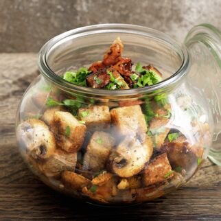 Brotsalat mit Pilzen und Speck Brotsalat mit Pilzen und Speck