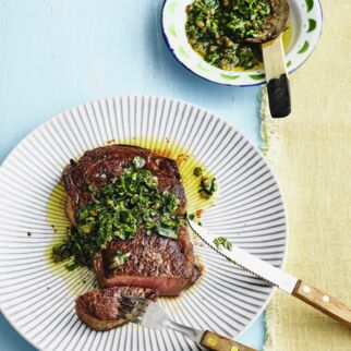 Rindersteaks mit Salsa verde Rindersteaks mit Salsa verde