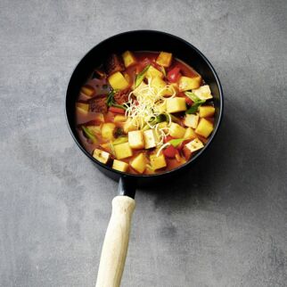 Kartoffelgulasch mit Räuchertofu Kartoffelgulasch mit Räuchertofu