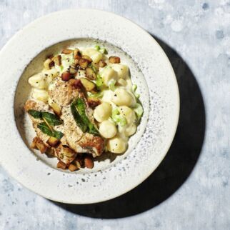 Sellerie-Gnocchi mit Salbei-Putenschnitzel Sellerie-Gnocchi mit Salbei-Putenschnitzel