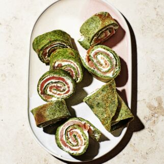 Spinatpfannkuchen-Röllchen mit Räucherlachs Spinatpfannkuchen-Röllchen mit Räucherlachs