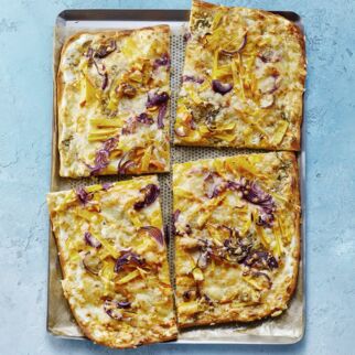 Flammkuchen mit Kürbis und Sauerrahm