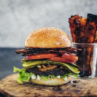 Burger mit >>Speck<< und karamellisierten Zwiebeln Burger mit >>Speck<< und karamellisierten Zwiebeln
