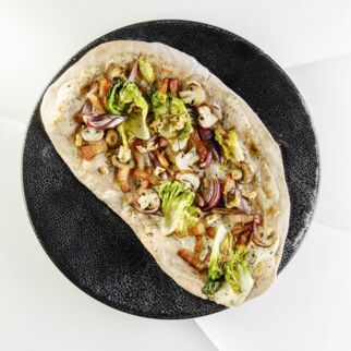 Flammkuchen mit Speck,
Endivie, Pilzen und Walnüssen Flammkuchen mit Speck,
Endivie, Pilzen und Walnüssen