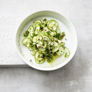 Zucchinistreifen mit Zitronendressing Zucchinistreifen mit Zitronendressing