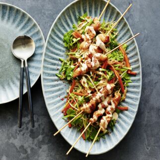 Fisch-Saté mit lauwarmem Glasnudel-Salat