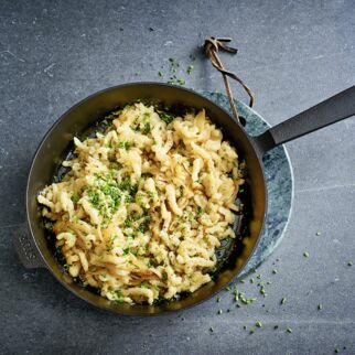 Käsespätzle mit Röstzwiebeln Käsespätzle mit Röstzwiebeln