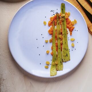 Gebackener Staudensellerie mit Möhrencreme und goldenen Sultaninen Gebackener Staudensellerie mit Möhrencreme und goldenen Sultaninen