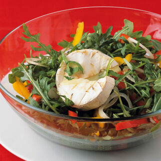 Paprika-Rucola-Salat mit Camembert