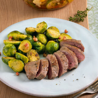 Lammfilet mit Speck-Rosenkohl Lammfilet mit Speck-Rosenkohl