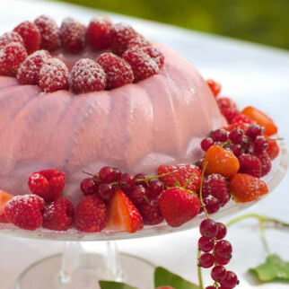 Gugelhupf mit frischen Beeren